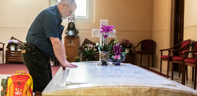 Hombre agradece a santa australiana por el milagro de la cura de su Parkinson