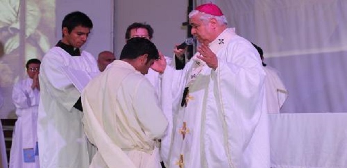 Sacerdote es ordenado en el interior de una prisin