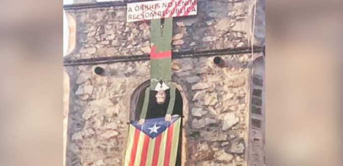 Cuelgan del campanario de una parroquia catalana un mueco de Felipe VI boca abajo