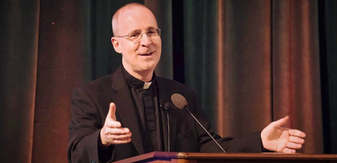 El jesuita James Martin cuestiona la validez de los juicios morales de la Biblia