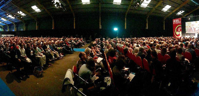 El P. James Martin acusa a la Iglesia de tratar a los homosexuales como leprosos ante un auditorio lleno en Dubln