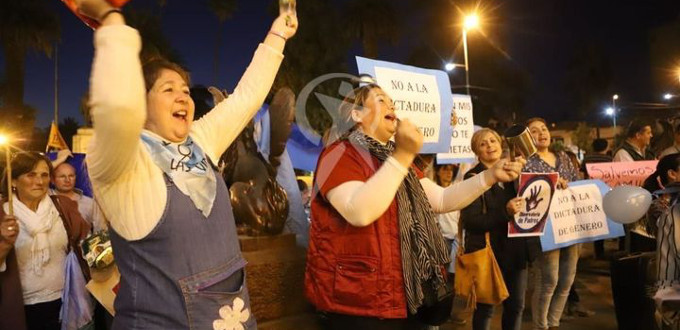Padres de familia apoyan al diputado argentino que compar la ideologa de gnero con el SIDA
