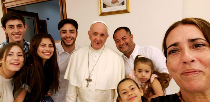 El Papa absuelve y casa a una pareja uruguaya en quince minutos de audiencia privada
