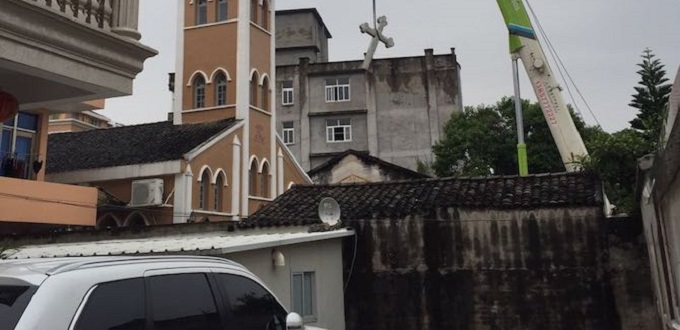 Ms cruces de iglesias demolidas en China