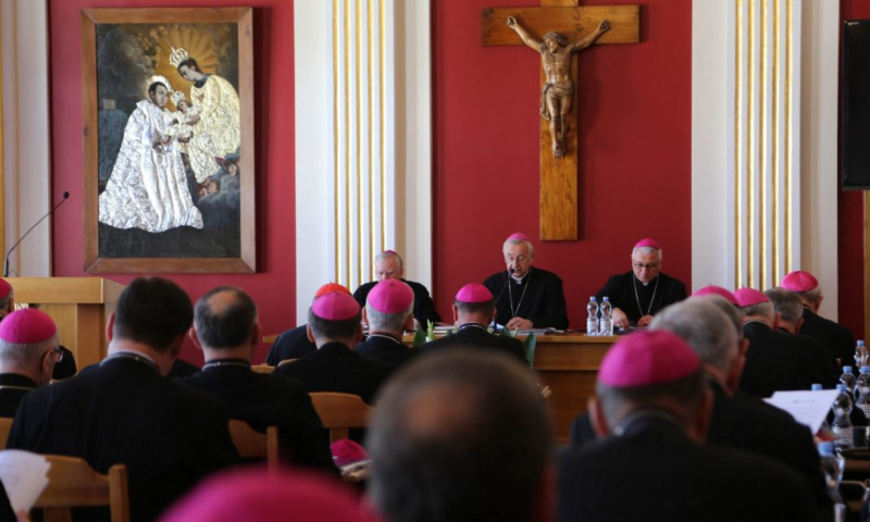 Los obispos polacos piden respetar a las personas del movimiento LGTB pero combatir su ideologa