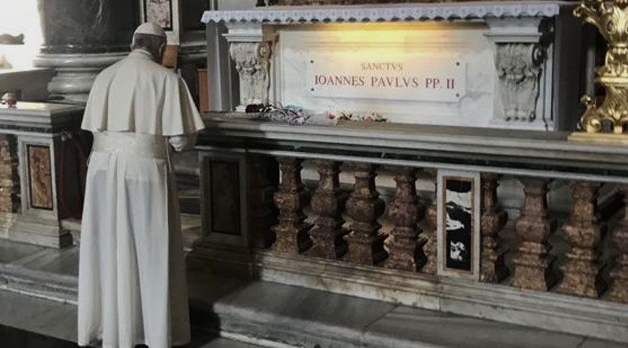El Papa Francisco reza ante la tumba de San Juan Pablo II