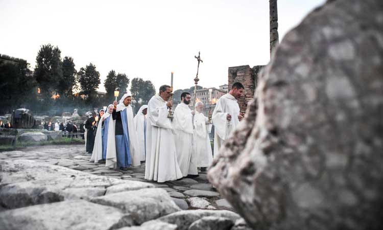 La "procession des saints": le soir de "Halloween" et au coeur de Rome