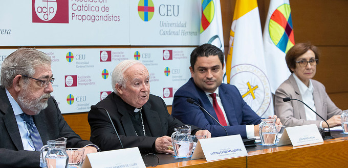 El cardenal Caizares apoya el manifiesto «Por una educacin en libertad»