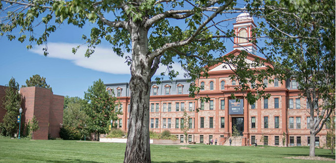 La Universidad jesuita de Regis en Denver acoge un drag show y adopta la ideologa de gnero