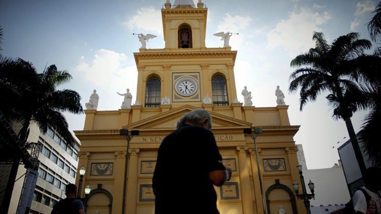 Cobarde ataque en la catedral de Campinas en Brasil