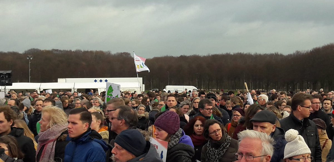Activistas del aborto irrumpen en la tarima de la Marcha por la Vida en Holanda con gritos