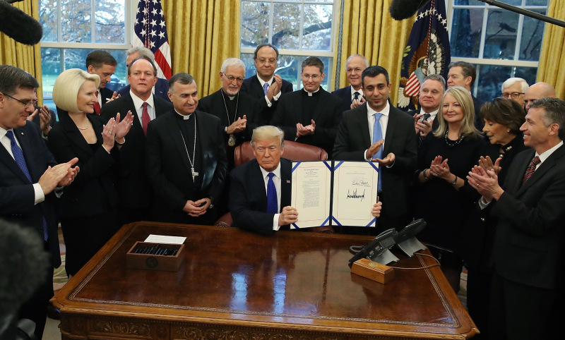 Trump firma la ley que reconoce el genocidio de cristianos en Oriente Medio