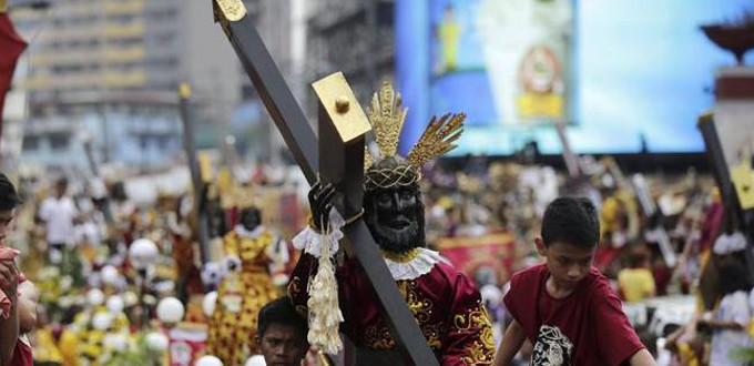 Ms de cinco millones de filipinos participaron en la procesin del Nazareno Negro