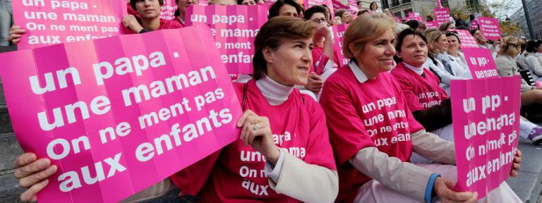 Las escuelas en Francia debern reemplazar 'madre y padre' por 'progenitor 1 y 2' o viceversa