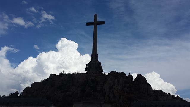 El Gobierno admite ahora que precisa de autorizacin previa de los benedictinos o del Supremo para exhumar a Franco