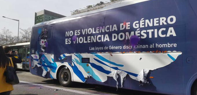 Un juez de Barcelona rechaza retirar de la circulacin el autobs antifeminista de Hazte Or