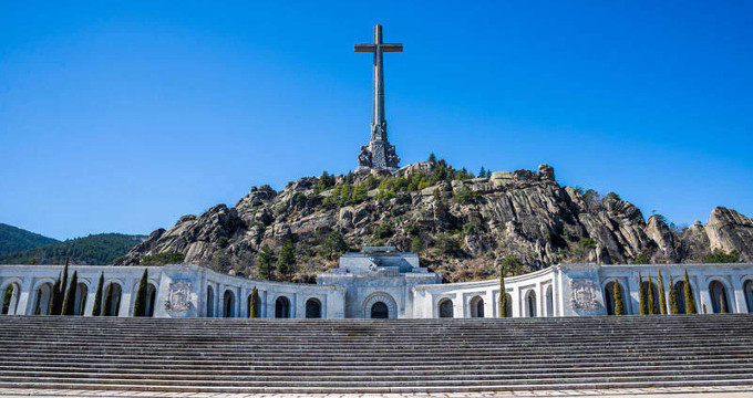 Senadores de izquierda proponen demoler la Abada y la Cruz del Valle de los Cados