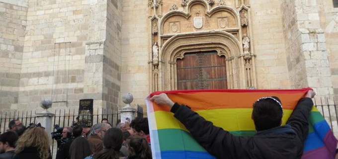 Decenas de personas entran en la Catedral de Alcal de Henares pidiendo que se eche al obispo de la ciudad