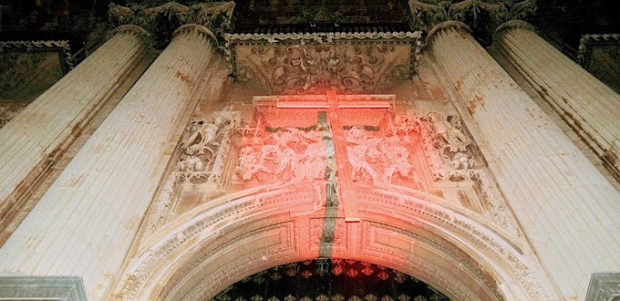 La catedral de Jan se teir de rojo por los cristianos perseguidos
