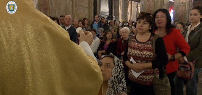 Mons. Celestino As niega la comunin a los fieles por arrodillarse al comulgar