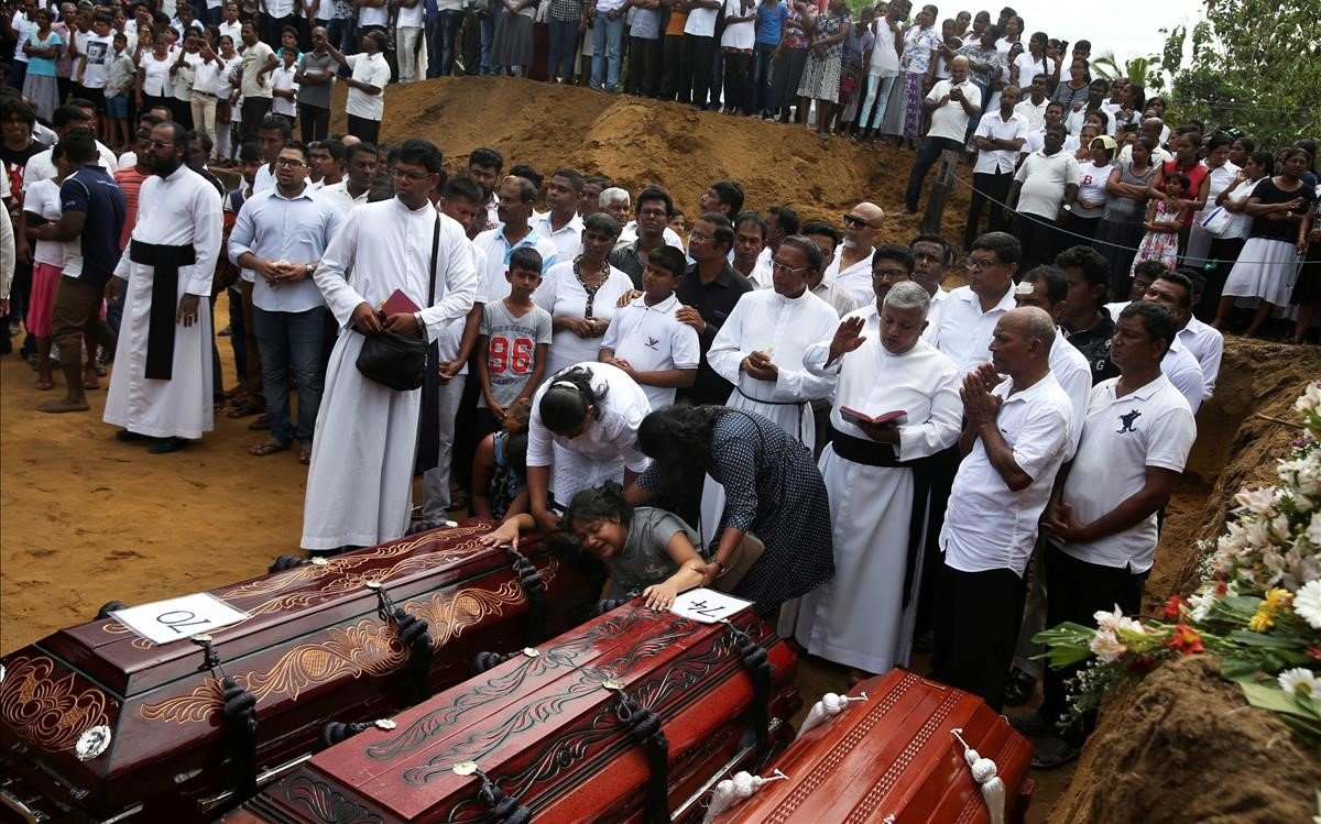 Resultado de imagen de funerales sri lanka atentado