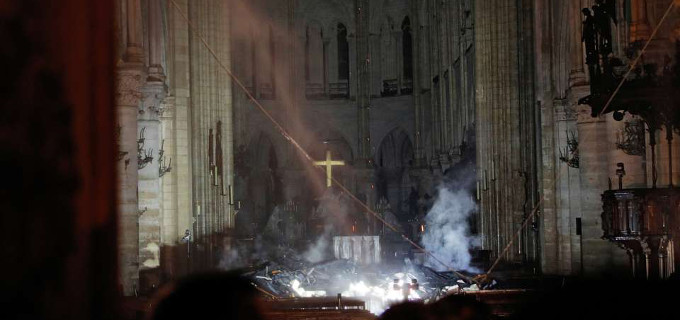 Prroco de Notre Dame: Hemos podido salvar los santos sacramentos