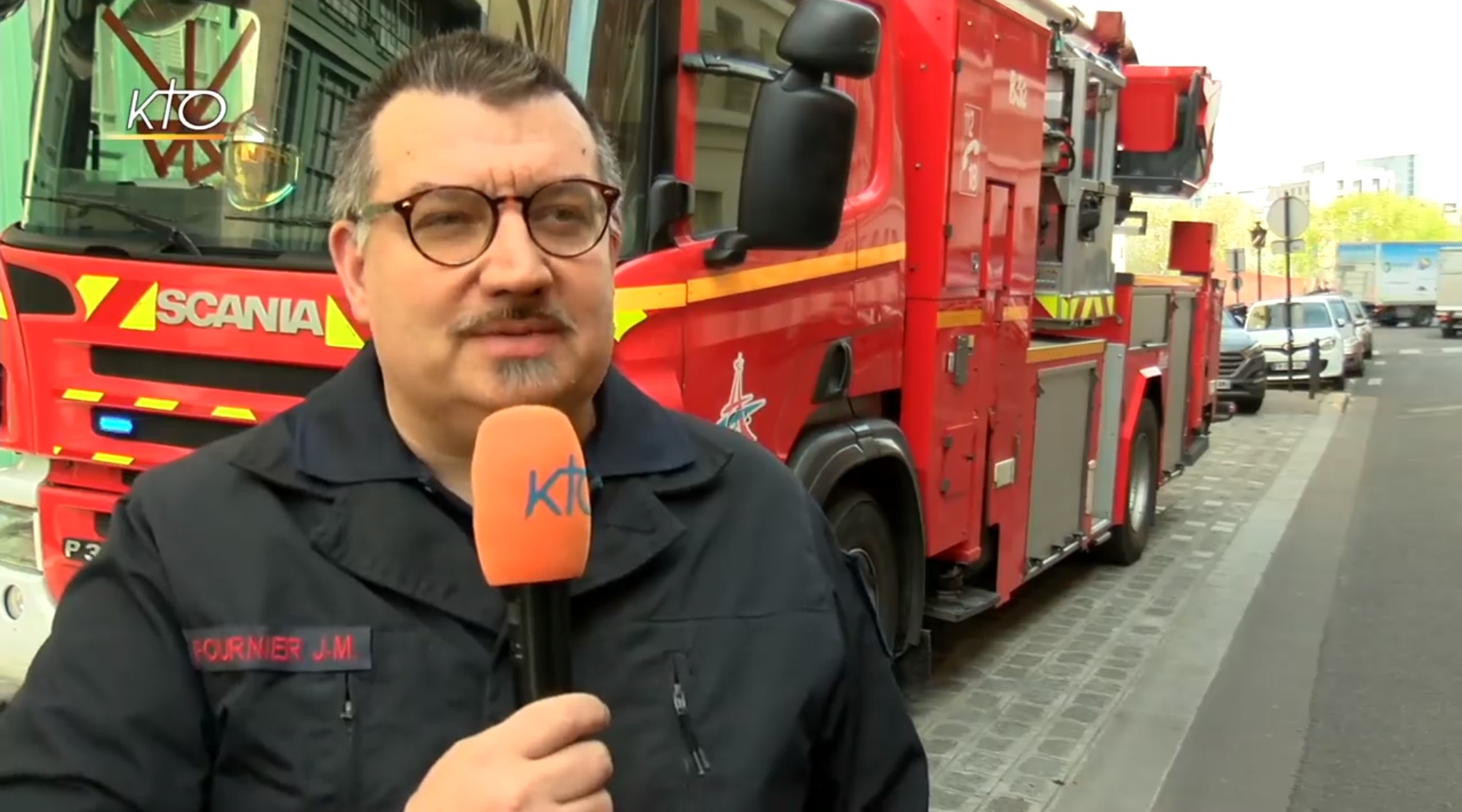 El capelln de los bomberos de Pars cuenta cmo salv el Santsimo Sacramento de las llamas de Notre Dame