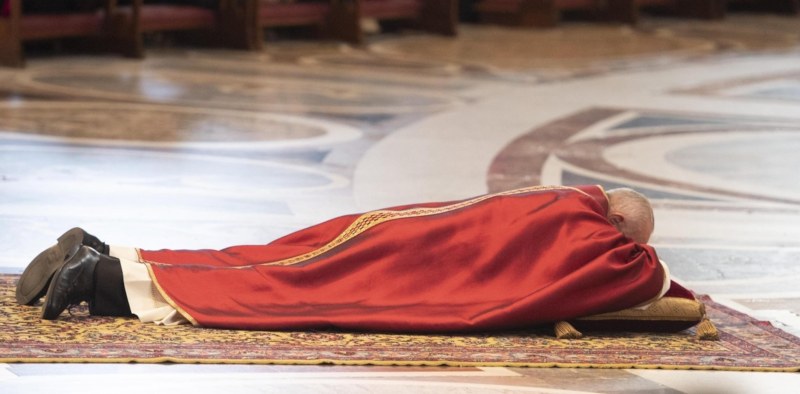 El Papa preside la celebracin de la Pasin del Seor el Viernes Santo