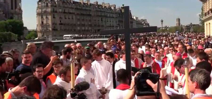 Miles de fieles asisten a un emotivo Va Crucis en torno a la Catedral de Notre Dame