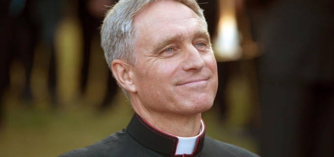 Mons. Gnswein ha sido hospitalizado en Roma por «severos problemas renales»