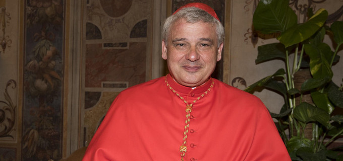 El Limosnero Apostlico, cardenal Krajewski, trae 33 refugiados de Lesbos a Roma