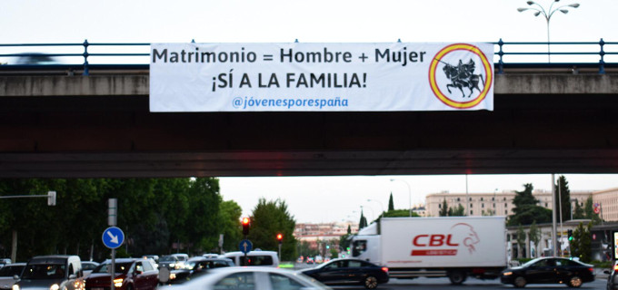 La Asociacin Jvenes por Espaa coloca en un puente de Madrid una lona a favor de la familia natural
