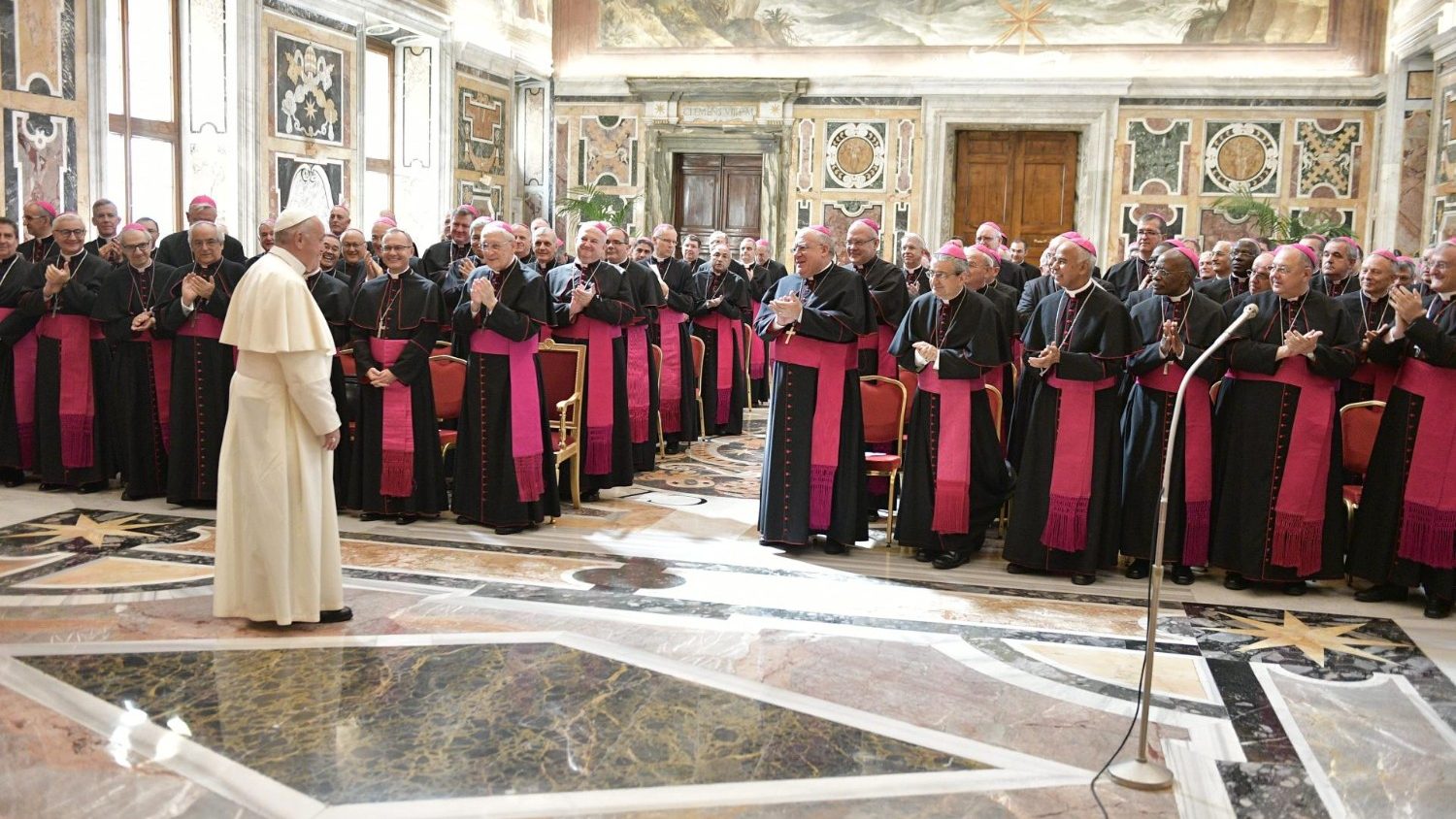 El Papa se rene con los Nuncios y les presenta un declogo y una oracin