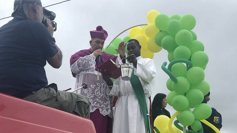 El obispo de Buenaventura en Colombia bendijo la ciudad rogando a Dios el fin de las causas de la violencia