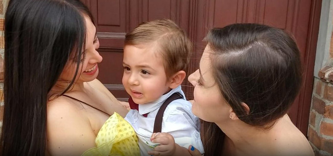 Colombia: bautizan a un hijo de lesbianas e inscriben a ambas como madres en la partida de bautismo