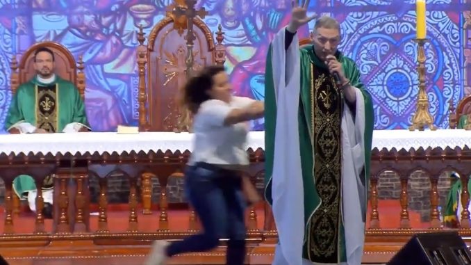 Brasil: padre Marcelo Rossi sufri una agresin durante misa ante 50.000 fieles resultando ileso