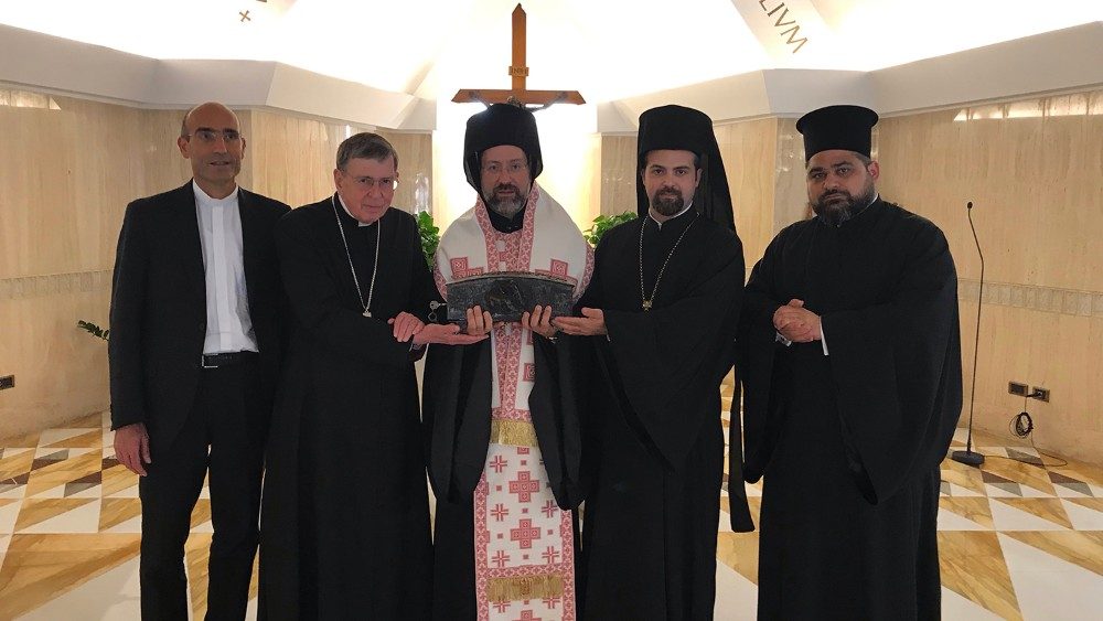 El Santo Padre dona un relicario de san Pedro al Patriarca Bartolom