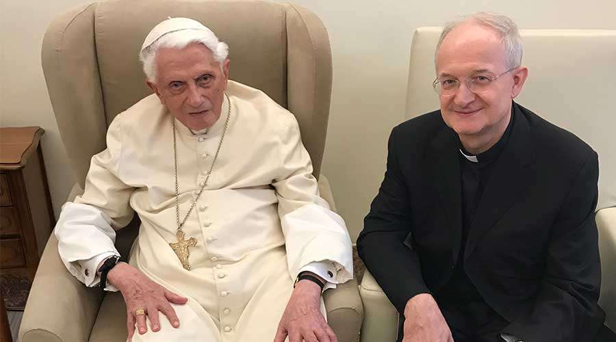 Benedicto XVI da su bendicin a Livio Melina, reconocido profesor cesado del Pontificio Instituto Juan Pablo II