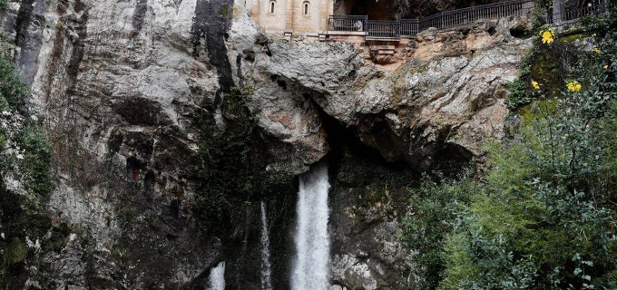 Fallece un nio de tres aos por un accidente en el Santuario de Covadonga