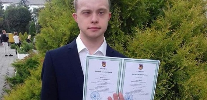 Hombre hace historia al convertirse en el primer ucraniano con sndrome de Down en obtener una licenciatura