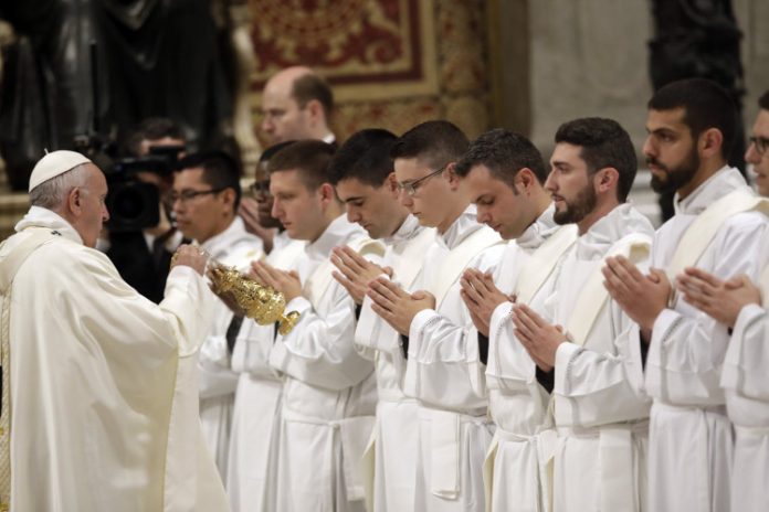 El Papa escribe una carta a los sacerdotes: Gracias por vuestro servicio