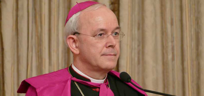 Mons. Schneider pide una cruzada de oracin en reparacin por los abusos eucarsticos