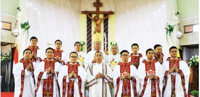 Tanjungkarang y Yakarta: Ordenacin de 15 sacerdotes y un dicono 
