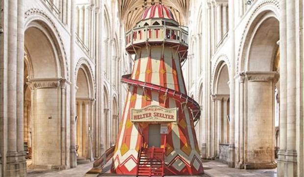 Instalan un tobogn de 15 metros de alto en la Catedral anglicana de Norwich
