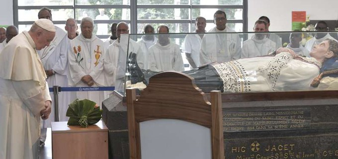 Francisco visita la tumba del «apstol de los negros»