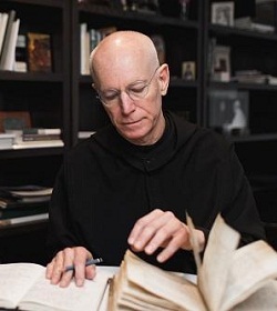 Un sacerdote benedictino digitaliza millones de pginas de manuscritos religiosos en EEUU