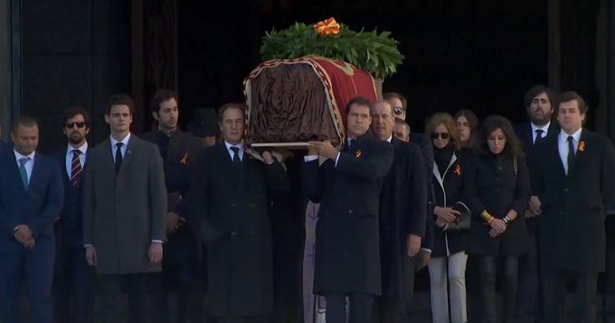 Franco es sacado de su tumba por orden del Gobierno socialista y su familia le entierra en la intimidad