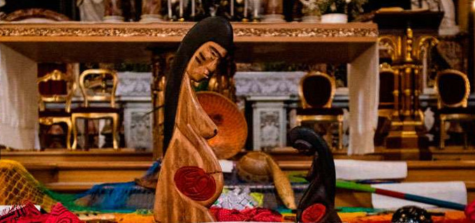 Ninguém esclarece qual é o tamanho de uma mulher nua e grávida usada no rito indígena celebrado no Vaticano