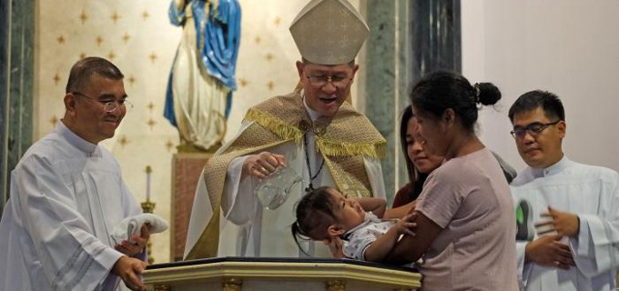 El cardenal Tagle preside el bautizo de 450 nios de la calle