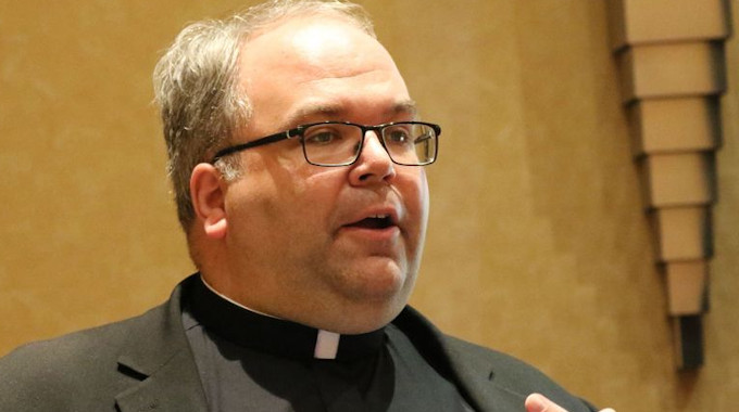 El P. Bochanski recibe la Cruz Pro Ecclesia et Pontfice por ayudar a los catlicos homosexuales a vivir en castidad